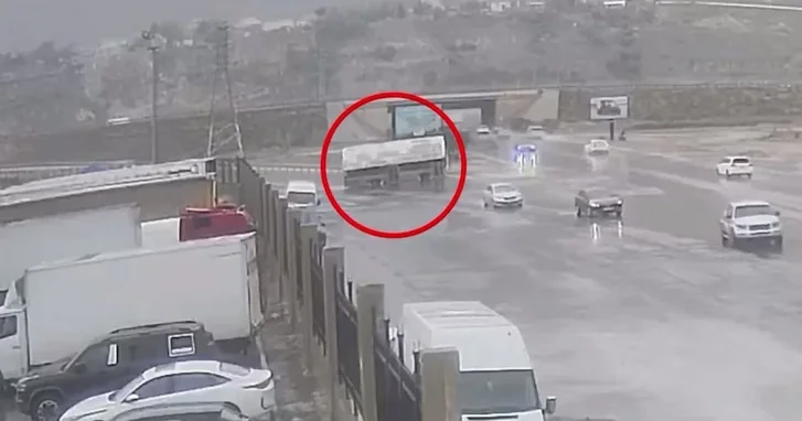 МВД Азербайджана напомнило о рисках на дорогах в дождь после двух аварий