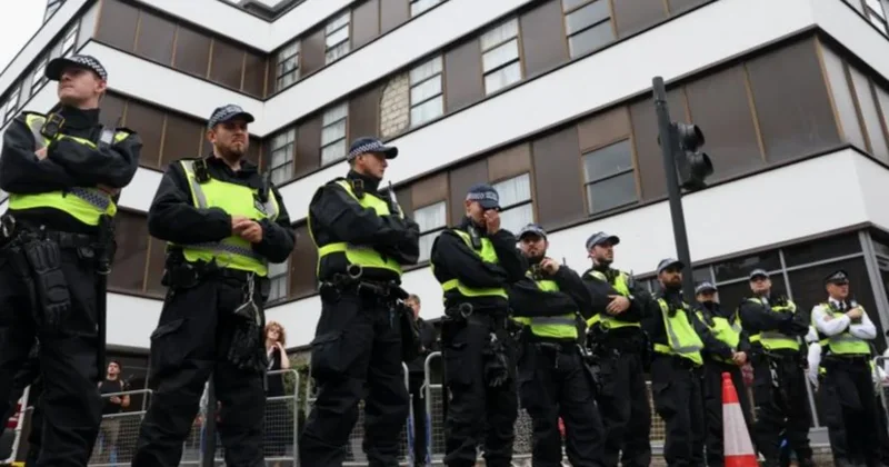 В Англии полиция задержала 12 человек после антимиграционного протеста