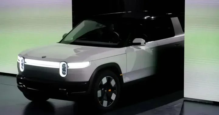 Rivian daha ucuz R2 modeli ilə satış rekordunu yenilədi
