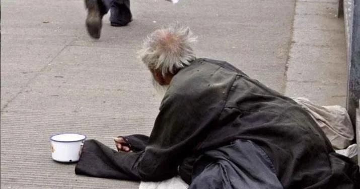 Dilənçinin kartında 63 min dollar olduğu aşkarlandı