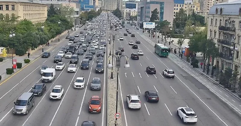 Həftənin ilk günü paytaxtın bir sıra yollarında sıxlıq yaranıb