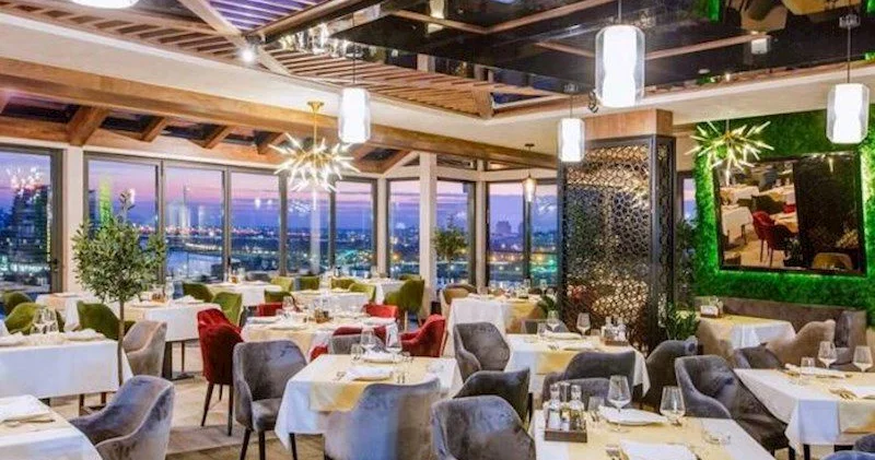 Xırdalanda restoranda müştəri narazılığı: “Ad günümüzü burnumuzdan gətirdilər”