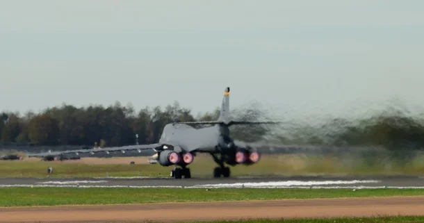 ABŞ bombardmançıları Böyük Britaniya aviabazasını tərk edir