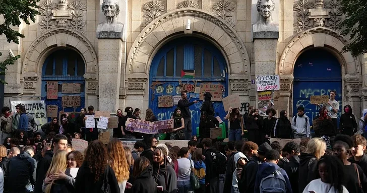 Во Франции из за протестов приостановлены занятия в сотнях школ