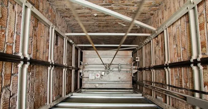 В казахстанском Атырау рухнул лифт с людьми, есть пострадавшие
