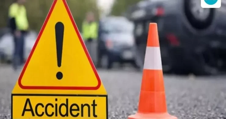 Lənkəranda yük maşını elektrik dirəklərinə çırpılıb kanala aşdı