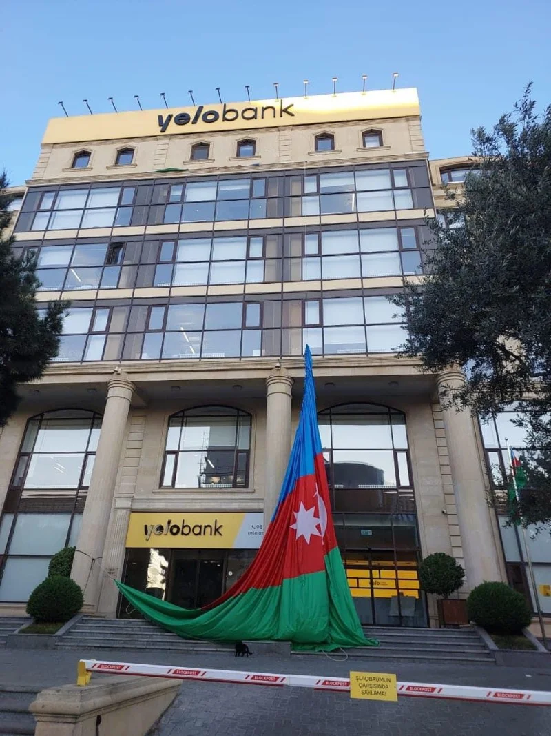 Yelobank bayrağımızı yerə niyə sürtür? FOTO