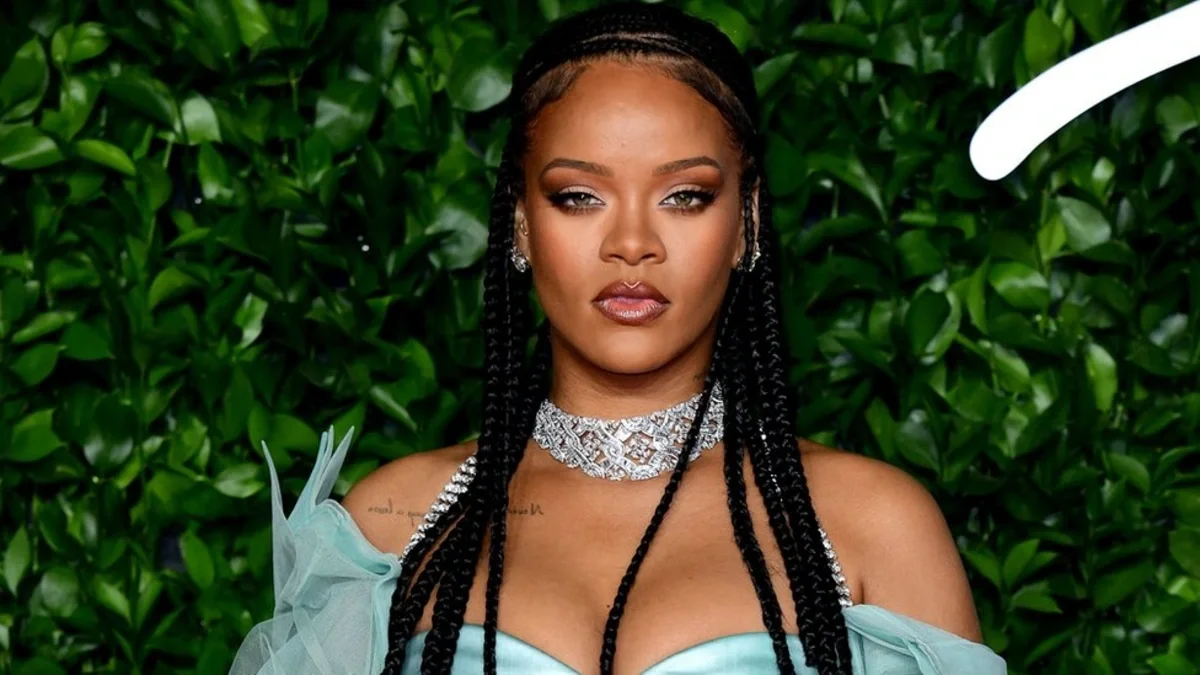 Rihanna: Mən səs verə bilmirəm, siz verin