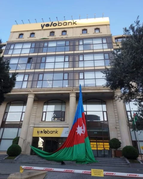 “Yelo Bank”dan bayrağımıza böyük hörmətsizlik Foto