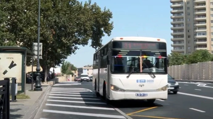 Piyadaları təhlükəyə atan nişan: Avtobuslar niyə yolun ortasında dayanır? VİDEO