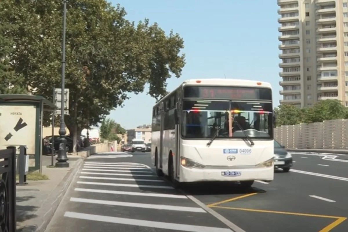 Piyadaları təhlükəyə atan nişan: Avtobuslar niyə yolun ortasında dayanır? Yeni Sabah