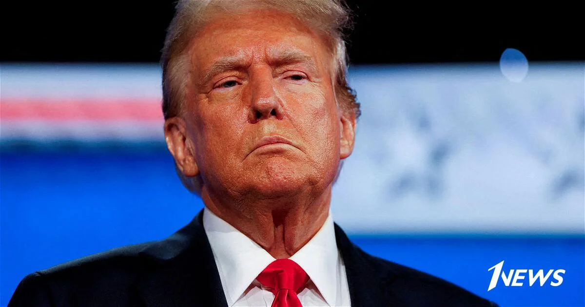 Трамп уступает Харрис 4% в финальном опросе PBS News Новости