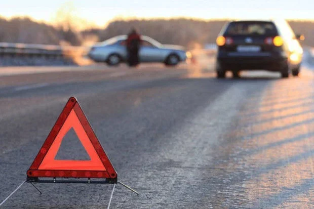 Mercedes qarşıdan gələn avtobusla toqquşdu