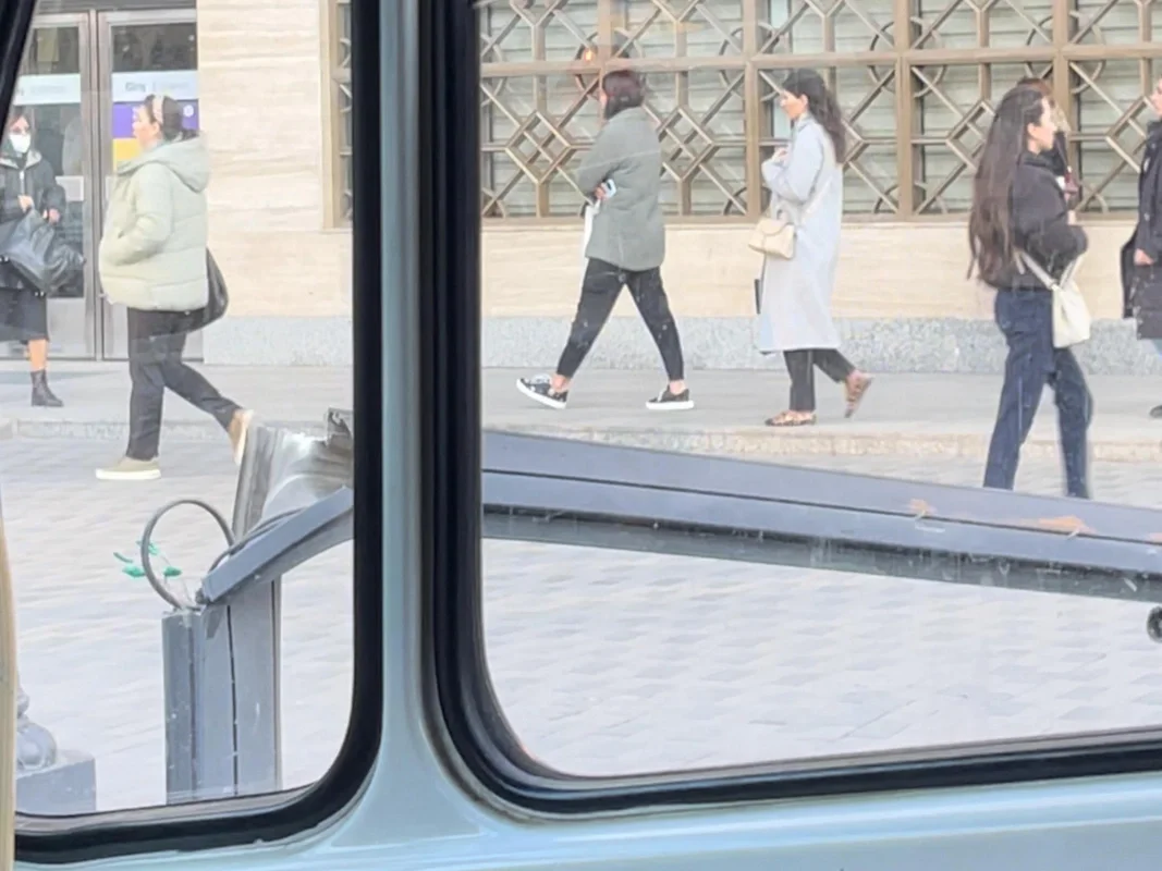 Metronun Xətai stansiyasının qarşısında işıqfor aşıb