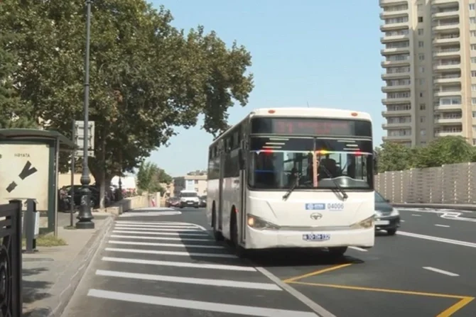 Piyadaları təhlükəyə atan nişan: Avtobuslar niyə yolun ortasında dayanır? Xəbər saytı Son xəbərlər və Hadisələr