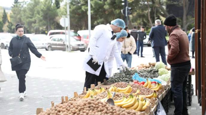 Küçə və yol kənarlarında qida məhsullarının qanunsuz satışı ilə mübarizə FOTO