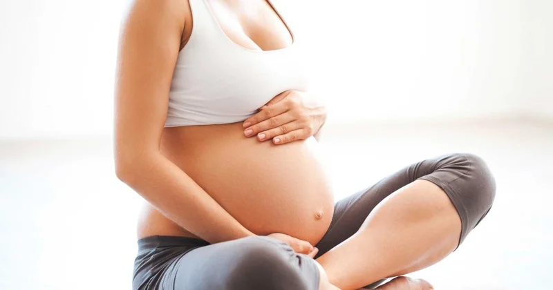 Ana bətnində döl çox hərəkət edirsə qorxuludurmu? Həkimdən cavab