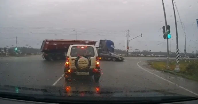 Yaşılın son saniyələrində yolayrıcına girən sürücünü belə vurdular REAL VİDEO