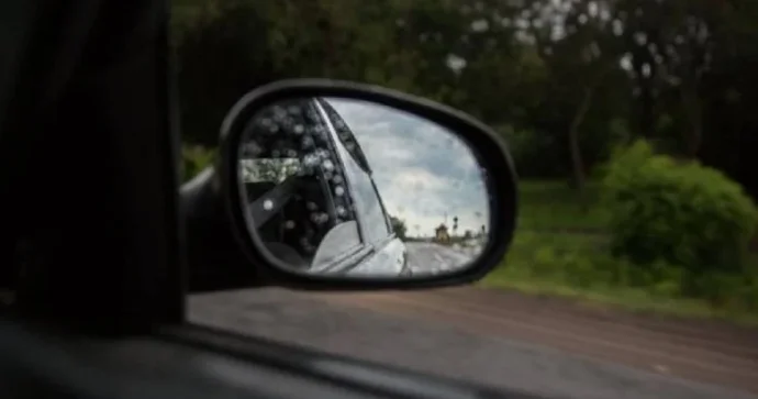 Maşının yan güzgülərindəki qara zolaq nə işə yarayır? ARAŞDIRMA