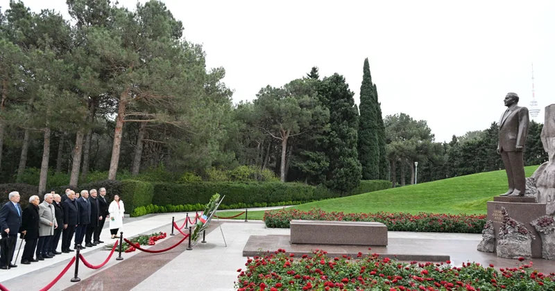 Türk Dövlətləri Təşkilatının Ağsaqqallar Şurasının üzvləri Ulu Öndərin məzarını və Şəhidlər xiyabanını ziyarət ediblər
