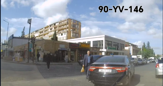 Piyadanı görməzdən gələn sürücü yol vermədən sürüb getdi VİDEO