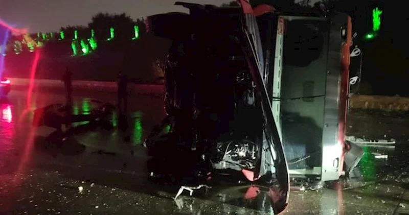 Bakıda evakuator aşıb, yola yağ və yanacaq dağılıb Video