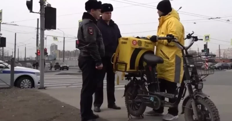 Гражданам Азербайджана запретили работать курьерами в Северной столице России