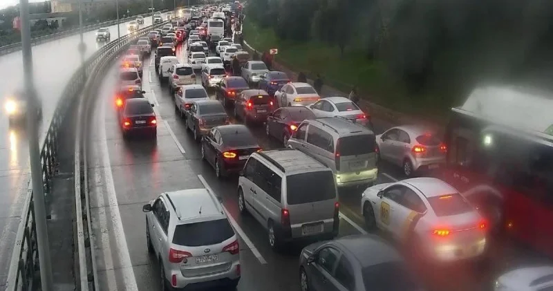 Texniki nasaz yük avtomobili yolda qaldı, sıxlıq yarandı FOTO