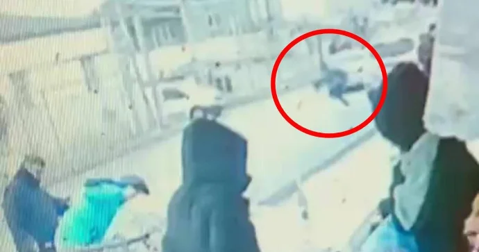 Yolu qaçaraq keçən məktəblini maşın vurdu VİDEO YENİLƏNİB