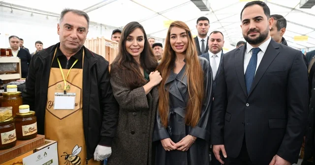 Leyla Əliyeva və Arzu Əliyeva bal yarmarkasında FOTOLAR