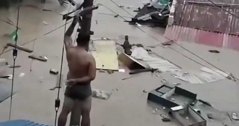 Филиппинцы спасаются на крышах от сильного наводнения ВИДЕО