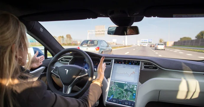 Avtopilot rejimdə idarə edilən avtomobildə məsuliyyət kimindir? AÇIQLAMA