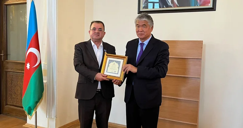 Юнусу Огузу вручен Почётный знак ТЮРКСОЙ (ФОТО)