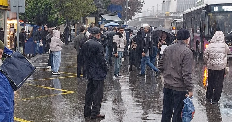 Minlərlə insanın avtobusa mindiyi yerdə dayanacaq pavilyonu yoxdur Foto