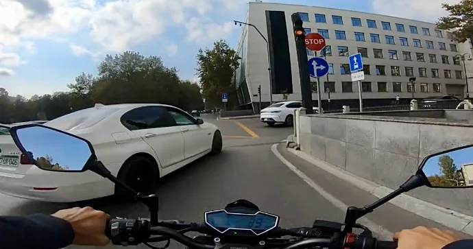 Sağa dönən sürücü qəfil zolaq dəyişərək motosikletçini az qala vuracaqdı VİDEO