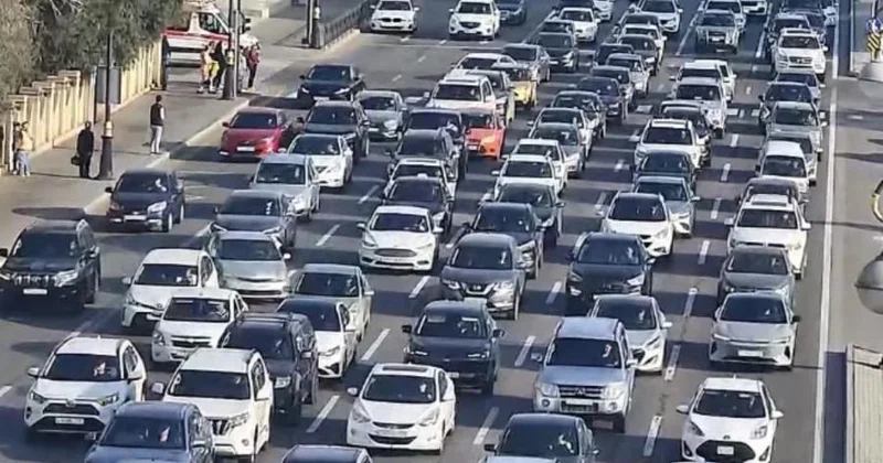 Bakıda 14 istiqamətdə nəqliyyatın sıxlığı müşahidə olunur