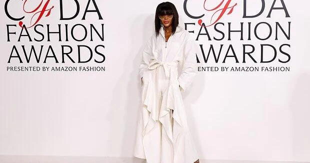 Наоми Кэмпбелл вышла в свет с новым имиджем