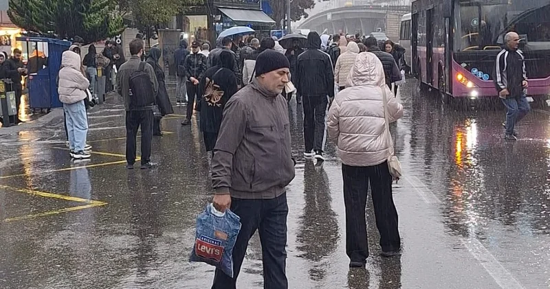 Bu ərazidə dayanacaq yox, hamilə qadınlar, qocalar su içində FOTOLAR