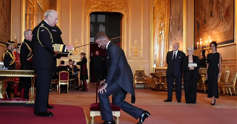 Böyük Britaniya kralı Devid Bekhemi cəngavər elan etdi FOTO/VİDEO