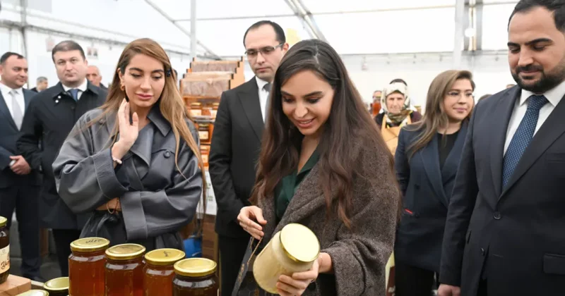 Лейла и Арзу Алиевы посетили ярмарку меда
