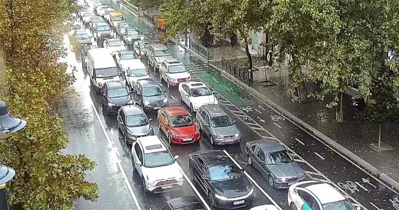 На 14 улицах Баку наблюдаются пробки