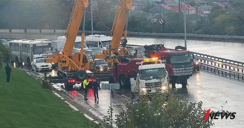 На Зыхском шоссе в Баку образовался затор из за неисправного грузовика ФОТО