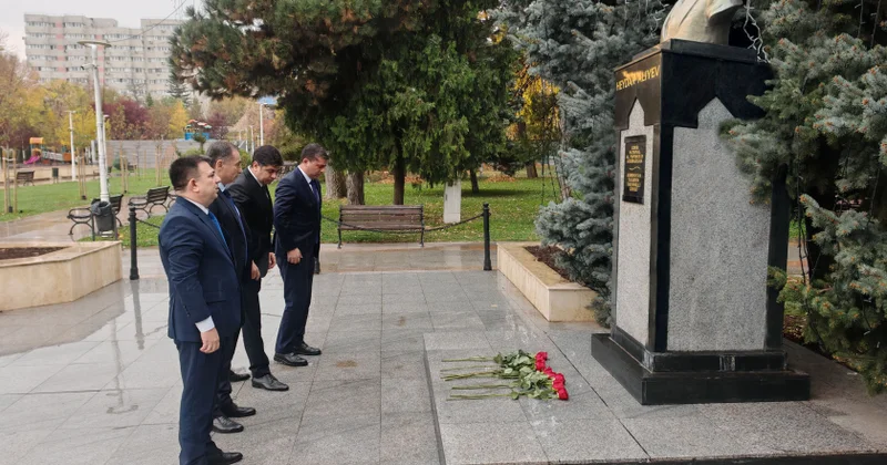 Azərbaycan nümayəndə heyəti Buxarestdə Heydər Əliyevin büstünü ziyarət etdi FOTOLAR