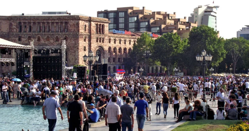 Ermənistanda skandal: Nazirlər , deputatlar rus dilində mesaj yazdılar, sonra...