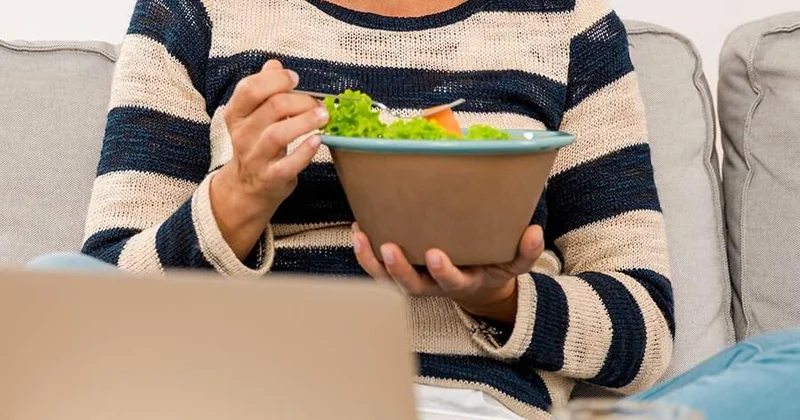 Врач предупредила об опасных последствиях позднего ужина