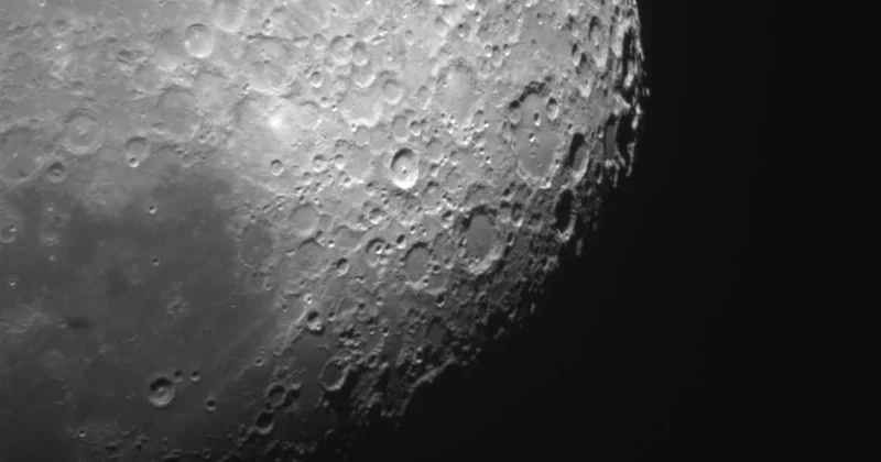 Невероятный вид на Луну от пролетающего космического корабля Orion ВИДЕО