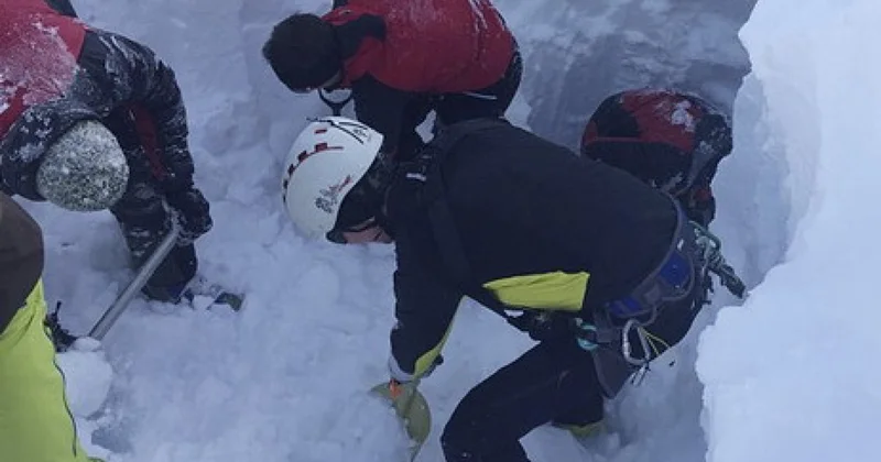 Alpinistlər qar uçqunu altında qaldılar Meyitləri axtarılır