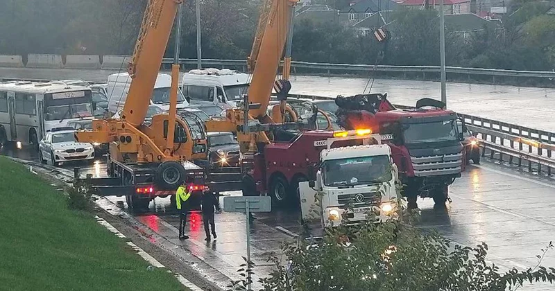 Yük maşını yolda qaldı, tıxac yarandı Foto