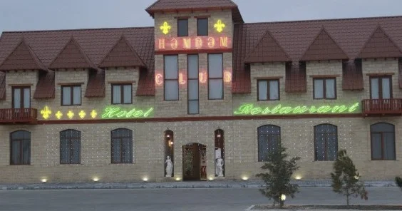 İşlədiyi bürodan hoteldə ölən vəkillə bağlı AÇIQLAMA
