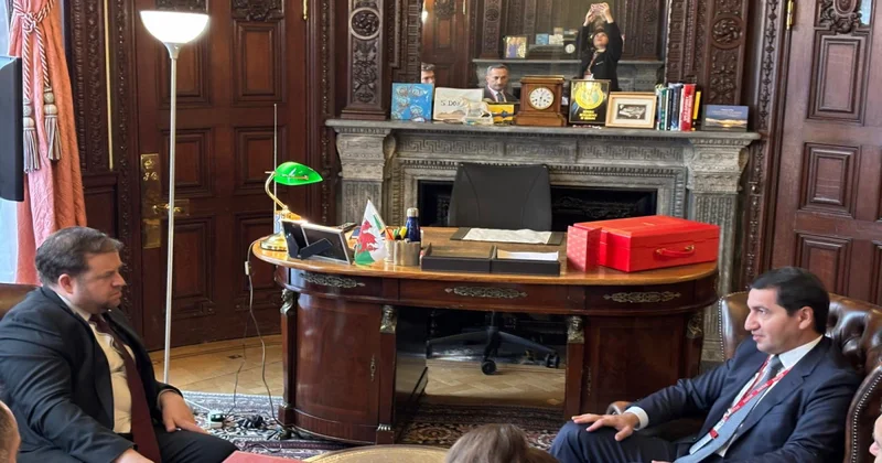 Hikmət Hacıyev Britaniyanın dövlət naziri ilə əlaqələrin genişləndirilməsini müzakirə edib